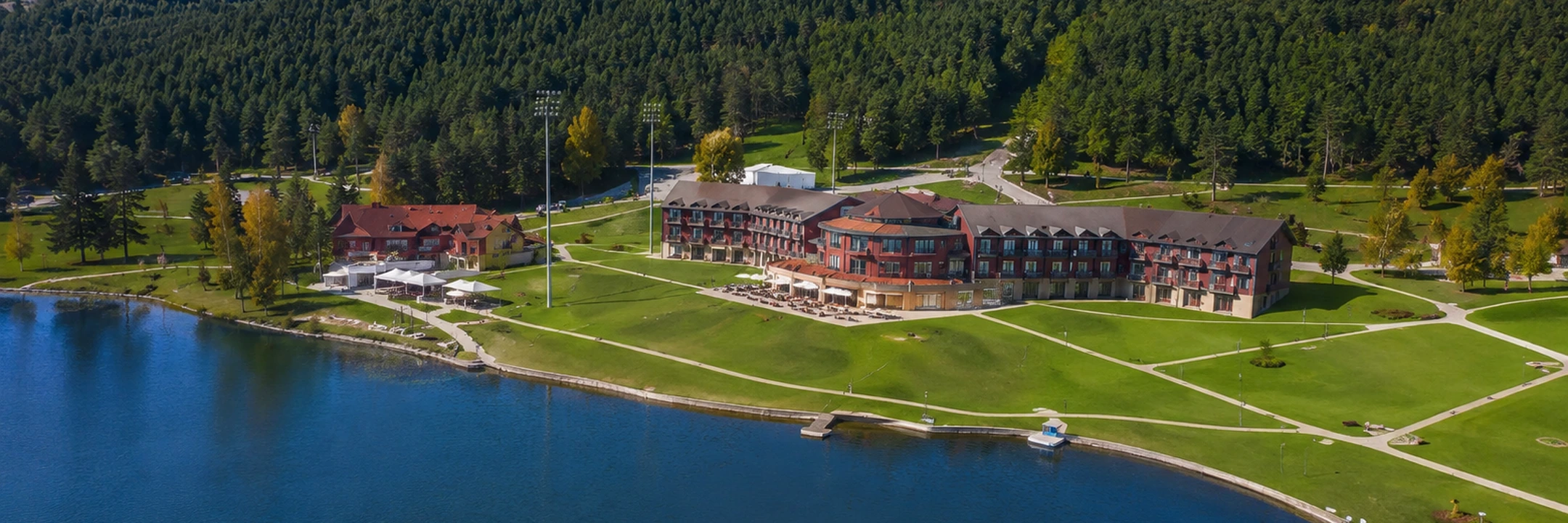 Topuk Yaylası orman içinde resort ve gölet manzarası