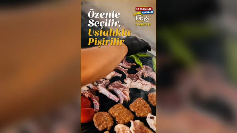 Terass Park ustasının mangalda kuzu pirzola ve kasap köfte pişirmesi