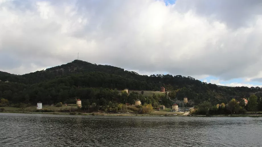 Çubuk Gölü ve yel değirmenleri Göynük Bolu gezi manzarası