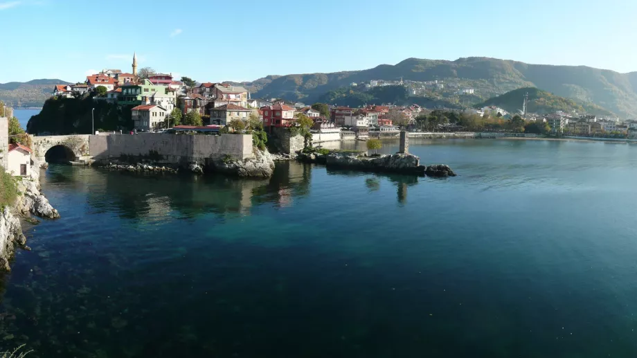 Amasra sahili tarihî limanı ve Karadeniz manzarası Bartın